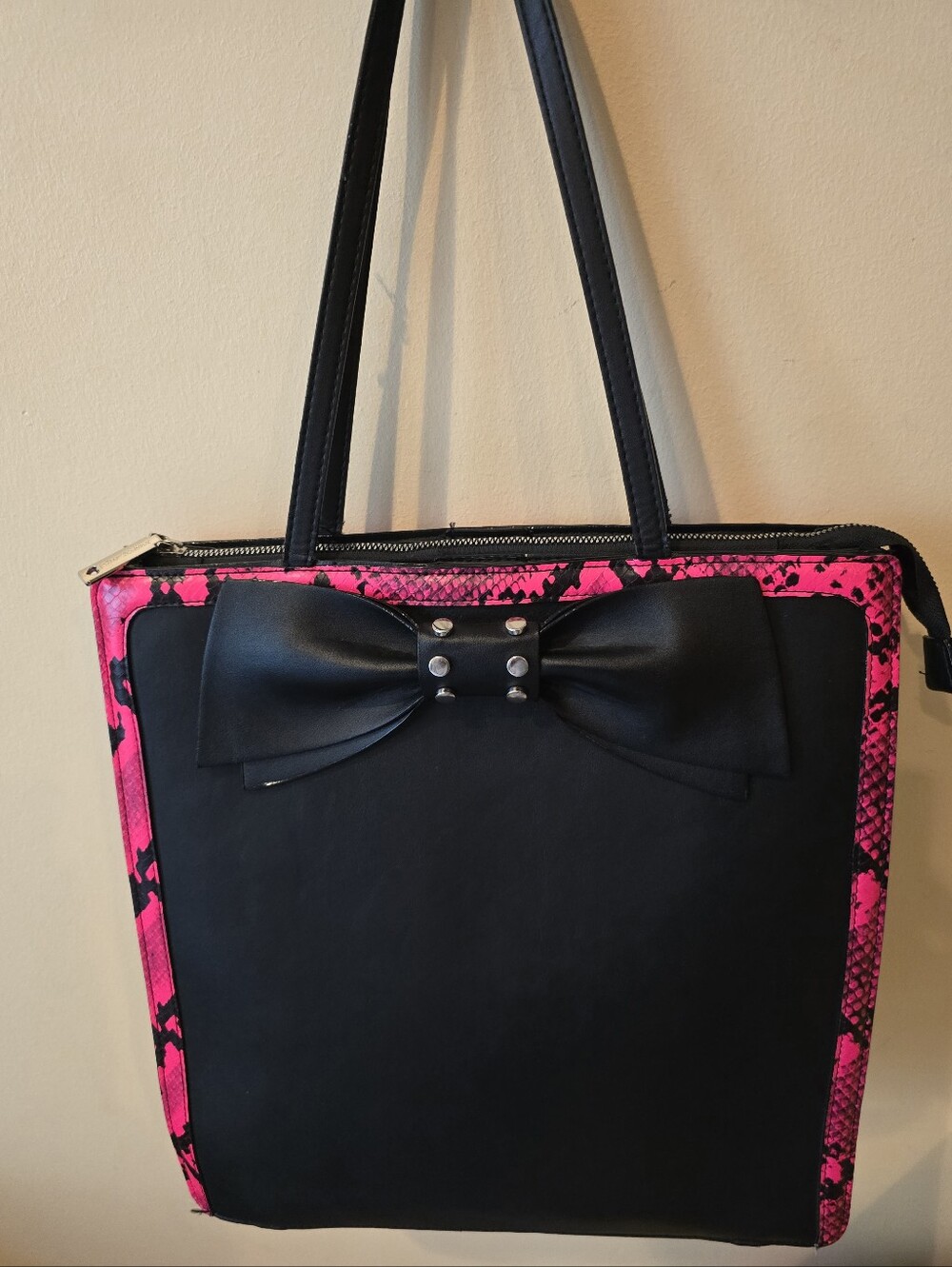 Betsey Johnson Hot Pink Black Snakeskin Large Tote Bag Purse Handbag - Good Cond - Picture 2 of 16